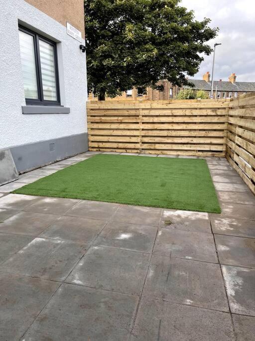 Lovely 3 Bed With Jacuzzi, Close To Airport, Driveway, Wifi Edinburgh Exterior photo