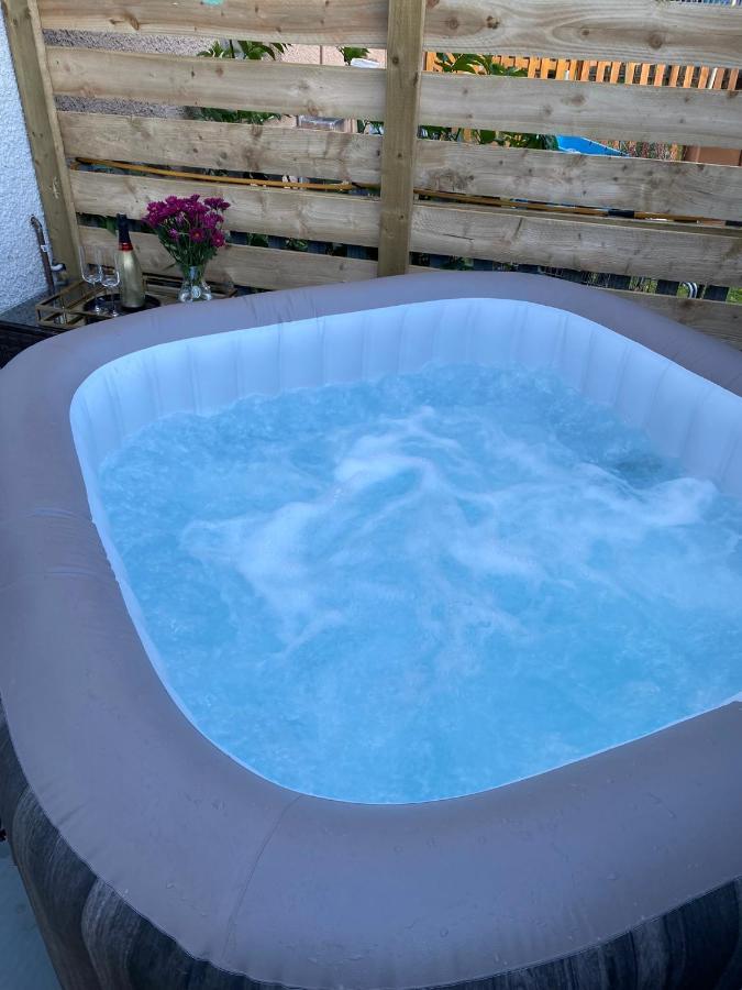 Lovely 3 Bed With Jacuzzi, Close To Airport, Driveway, Wifi Edinburgh Exterior photo